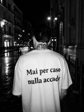 T-SHIRT MAI PER CASO NULLA ACCADE