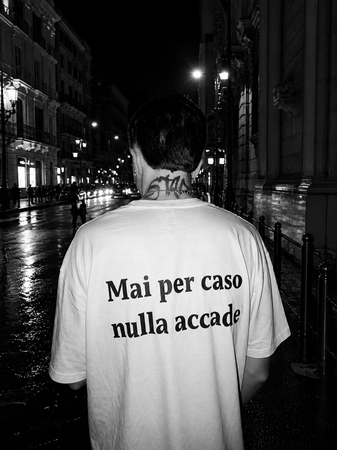T-SHIRT MAI PER CASO NULLA ACCADE